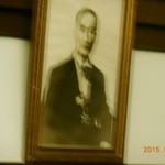 青田七六 - 室内の壁にかかった故馬延英教授写真