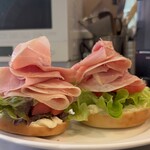 グルテンフリー デリ アル カミーノ - イタリアンハムの米粉パンパニーノ