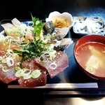 旬魚 旬菜 お食事処まつき - 海鮮三色はみ出しお造り丼定食