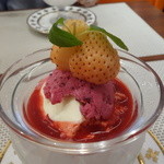 ビストロ ダイア - デザートはクレームダンジュ（クリームチーズとラズベリーソース）