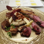 ビストロ ダイア - 石田綿羊牧場の子羊、リブロース、もも肉、レバー、トリッパとアスパラ、行者にんにくソース