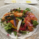 ビストロ ダイア - サラダは噴火湾の回遊鱒のスモークと刺身