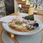 Beef ＆ Noodles 然 - 料理写真:すじそばと素敵な窓際をバックに