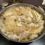 もつ鍋一藤 - 追加モツ、ゴホウ、キャベツを煮込み中