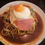 楽楽 - カントリーとハムエッグのスパゲティ@楽楽