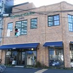 シップス リトルカーズ カフェ - １Fには新旧ﾐﾆｸｰﾊﾟｰが展示。