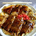 Yoshida Okonomiyaki - 箸との比較、おっか～（大きい。）