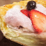 焼きたてチーズタルト専門店PABLO - 切り分けた断面だよ。ぎゅうひ餅の中には、
      つぶあんクリームが入ってます。名前のとおり和洋折衷のタルトだね。
      彩りもとってもきれい～ ♪