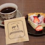 焼きたてチーズタルト専門店PABLO - おいしいケーキには、おいしい珈琲を・・・
      いつもお世話になっている、うさぎとぼくさんの珈琲だよ。
      ドリップバッグは、
      1月限定の「ひつじとぼく」のデザイン。今年の干支ｖerだよ。 