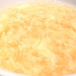 ドラゴンレッドリバー - 五色小籠包と蟹炒飯セット 1000円 の玉子スープ