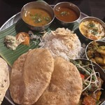 Indian Street Food & Bar GOND - ミールス　カレーは「南インドの辛口マトンカレー」をチョイス