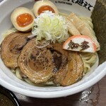百年の時を越えて - 魚介醤油つけ麺、名古屋コーチン味玉入り
麺半玉追加