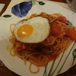 ROTORO - アンチョビ・トマトのスパゲティに目玉焼きトッピング