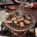 炭火焼肉 元ちゃん - 炭火で自分で焼くスタイル