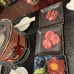 炭火焼肉 元ちゃん - 頼む前にこれらがセッティングされてます