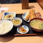 浅草 ときわ食堂 - お漬物も少しあるのが良いのよねー