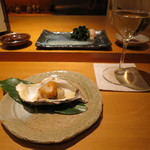 鮨龍尚 - 牡蠣と雲丹の焼き物　ホワイトソースがけ