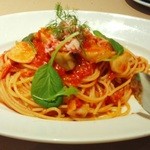 マンマパスタ - 紅ズワイ蟹と冬の根菜のトマトソースパスタ