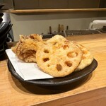 天ぷらと日本酒 明日源 - 舞茸と蓮根の天ぷら