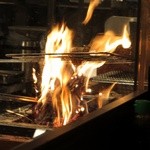 炭火焼 みや澤 - 藁焼き中
