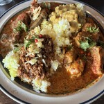 negombo33 - 3種盛り　右から　ポークビンダルー、ラムキーマ、レバー