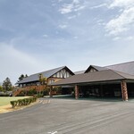貞宝カントリークラブ - クラブハウスのコース側です。午後からは、雲が出て来ました