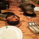 Yasai wo taberu kare camp - カレーが焼かれているところ。スコップ型スプーンのみで食す。