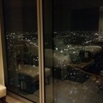 大阪マリオット都ホテル - 足もとまでの大きな窓