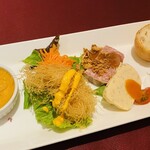 ミモザ - 一皿目の前菜
            ズワイガニのグラタン、エビのサクサク揚げ、豚肉のパテ、白身魚とエビのテリーヌ、ホタルイカのアヒージョ