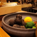 銀座おかもと - 京都の黒い辛味大根(左) 市場には出回っていない品 2015.2.x