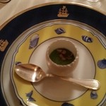 横濱元町 霧笛楼 - 恵寿卵のフランと芹（せり）のピューレ 卵型に詰め(2015.1)