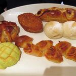 パン工房 カワ - 料理写真:クルミパン(162円)、コーヒー牛乳(194円)、ハイジのパン(118円)、カメロン(162円)、カレーパン(194円)、エピパン(216円)