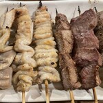 立ち飲み処 おおの屋 - 右から、カシラ(132円)、ハツ(110円)、レバー(110円)、シロ(110円)、テッポー(110円)、ガツ(110円)の塩