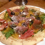 柊山ガーデン - 生ハムとフレッシュサラダをのせたトマトソースのピザ