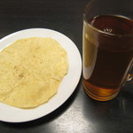 ネパール家庭料理 ホワイトヒマラヤ - ククリラム 蜂蜜お湯割り＋パパド　￥500