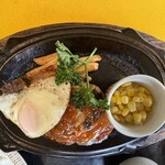 レストランイート - ハンバーグと目玉焼きのせ（ミートソース）