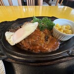 レストランイート - ハンバーグと目玉焼きのせ（ミートソース）