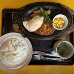 レストランイート - ハンバーグと目玉焼きのせ（ミートソース）