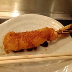 くれおーる 道頓堀店 - 玉ねぎの串カツは友人へ。これは確実にエビでした笑