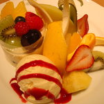 京橋千疋屋 - 果物とレアチーズケーキ。
