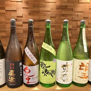 全国から吟味する日本酒や希少なウイスキーに酔いしれる