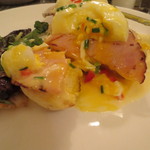 Sarabeth's - ナイフを入れた直後のエッグベネディクト