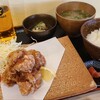 こは - からあげ定食(通常価格:税込800円→4月迄のオープン特価:税込770円)
①鶏唐揚げ【4個】、千切り甘藍&ミニ蕃加&CUT檸檬②鰤大根③白ご飯④豚汁(豚バラ肉&人参&大根等々入り)⑤辛子明太子