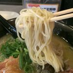 鶏王けいすけ - 麺はこんな感じ