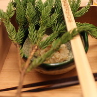 緒方 - 初うまの日にはすすはらいがある、それにちなんでこの演出
