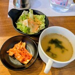 韓国屋台酒場 韓兵衛 - ランチのサラダ、スープ、キムチ