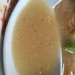長崎楼 - 2015年2月11日 スープをレンゲで。脂が浮いています。
