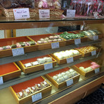 山本屋菓子店 - 左側は和菓子メインの陳列、あれもこれも欲しい！