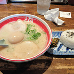 麺道 まるよし - 煮玉子ラーメン＋ランチサービスのおにぎり
