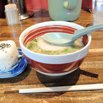 麺道 まるよし - ミニラーメン＋ランチサービスのおにぎり